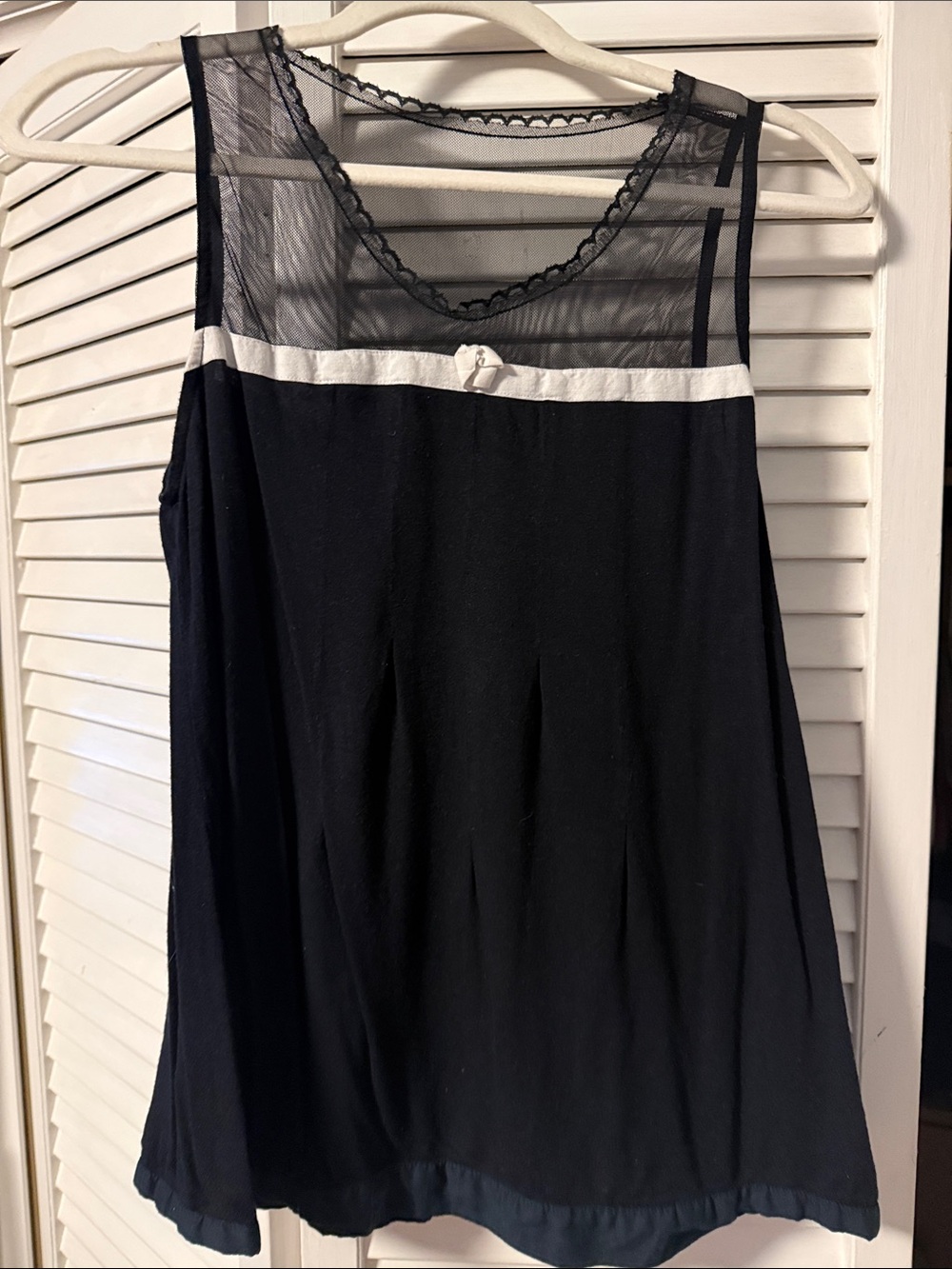 NWOT Vera Wang Black Sleeveless Chemise with White Trim